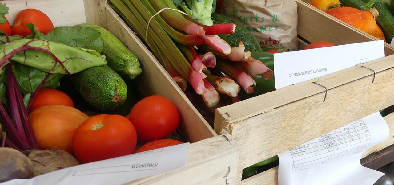 Mustafa est maraîcher bio. Il fournit plusieurs AMAP (Association pour le Maintien d'une Agriculture Paysanne) en région parisienne. Le jeudi, c'est la distribution des paniers pour l'AMAP de Noisy-ler-Sec. Préparation des paniers. Il y a aussi la distribution du pain artisanal et d'oeufs.  A cause de l'épidémie du COVID-19, les bénévoles portent des masques et des gants. La distribution se fait chez un des amapiens (adhérents). Claye-Souilly, le 23 avril 2020.