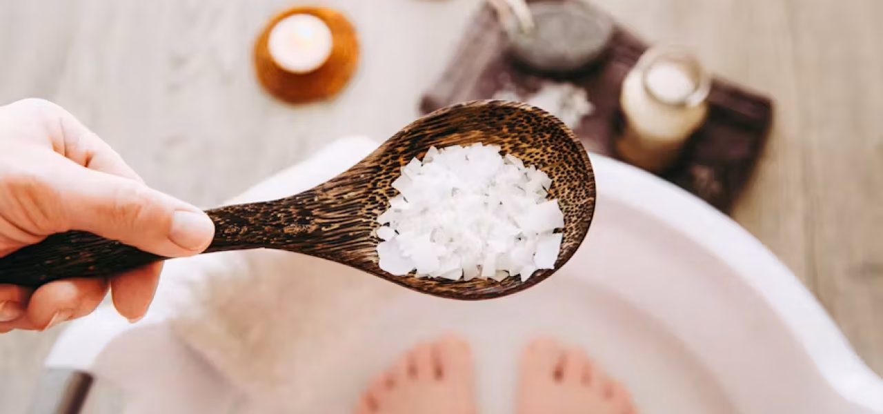 Le bain de pieds au gros sel un remède ancestral pour éviter les rhumes