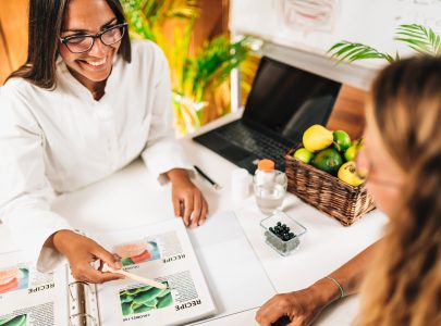 Nutritionist and client discussing balanced nutrition plan